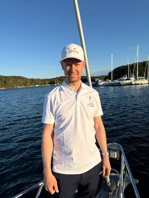 Mann med hvit caps