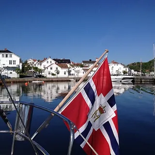 Norges flagg foran havnby
