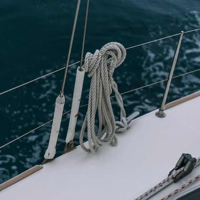 Nærbilde av båt på havet