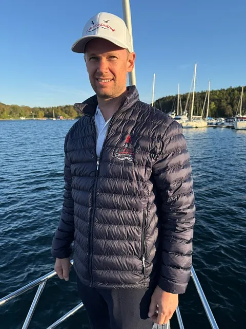 Mann med svart jakke
